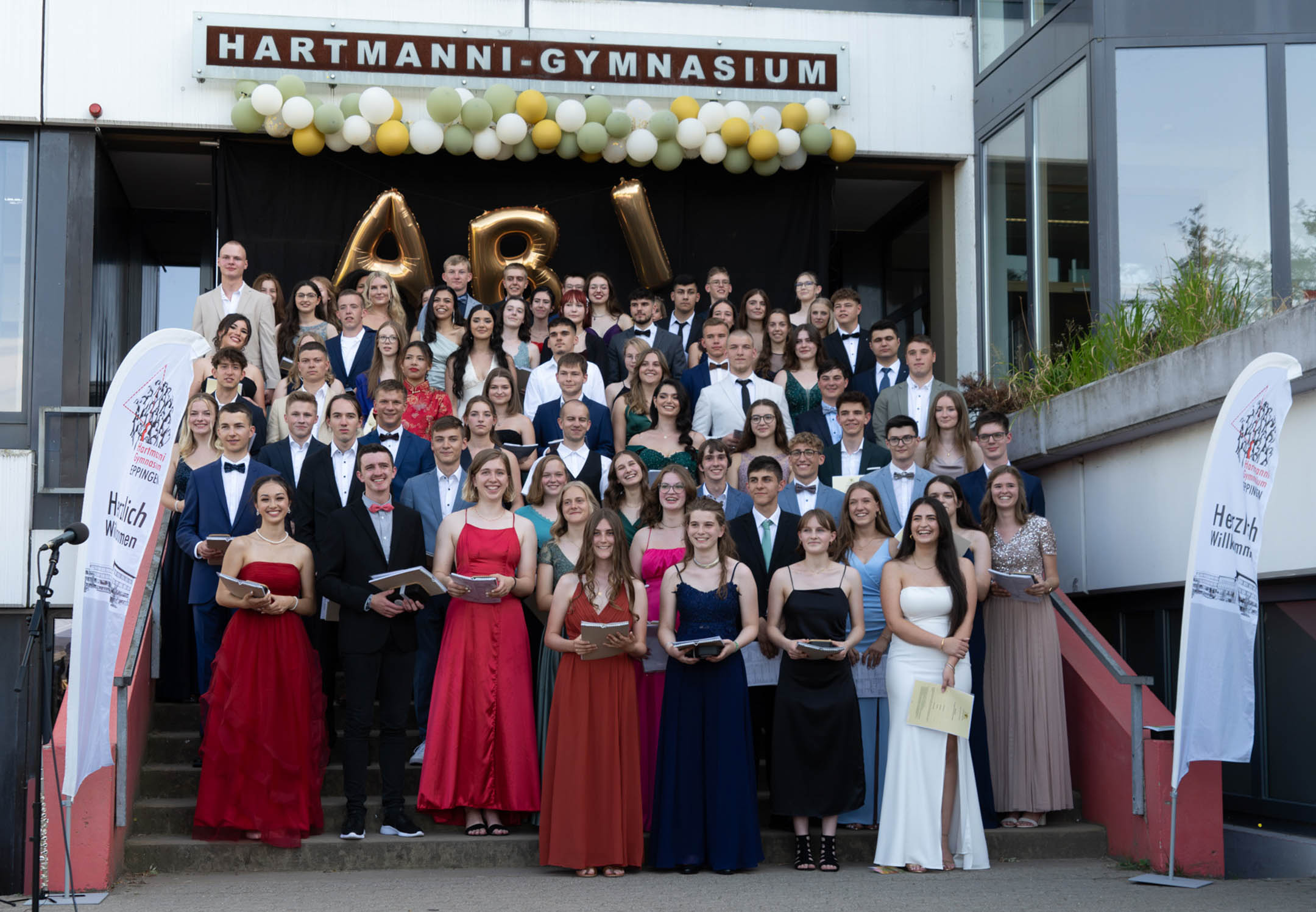 1.	Die Abiturientinnen und Abiturienten des Jahrgangs 2023 am Hartmanni-Gymnasium halten stolz ihre Zeugnisse in den Händen. (Foto: Uta Kay)